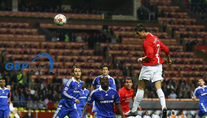 Ronaldo tiền đạo xuất sắc nhất đội hình Mu 2008 làm cả hàng phòng ngự Chelsea chết lặng