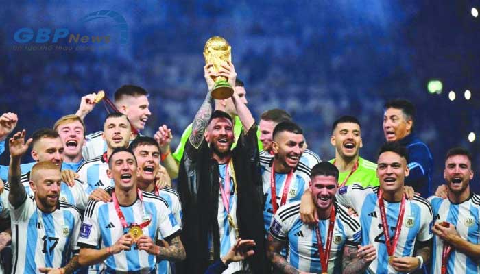 Lionel Messi cùngg đồng  đội giành chiếc cup vô địch World Cup 2022
